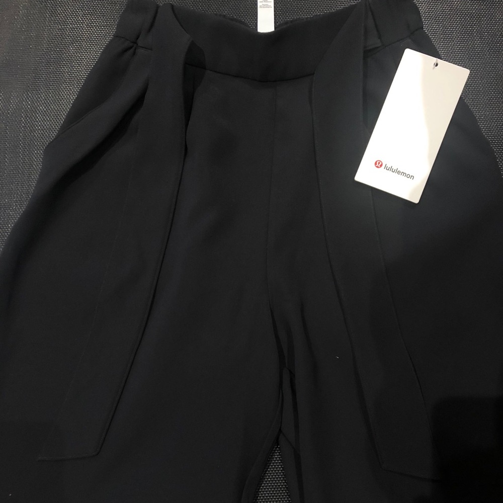 Lululemon Noir Crop Tank -stylish & comfortable!